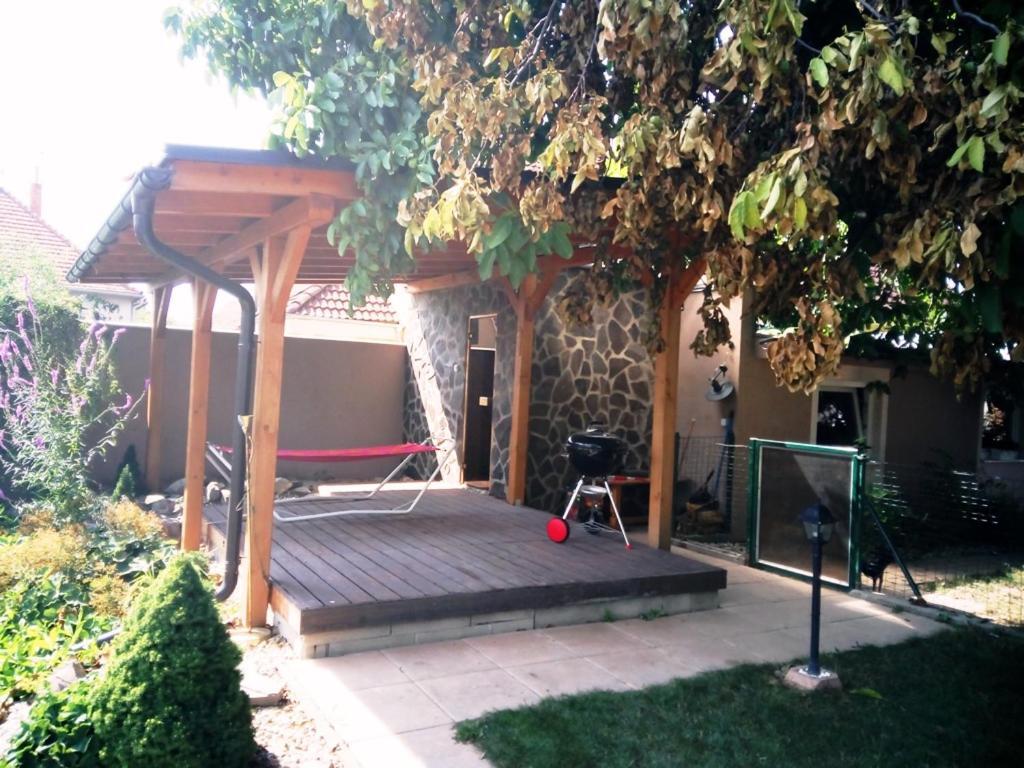 Walnut Apartment With Sauna And Pond Topolcany Exterior photo